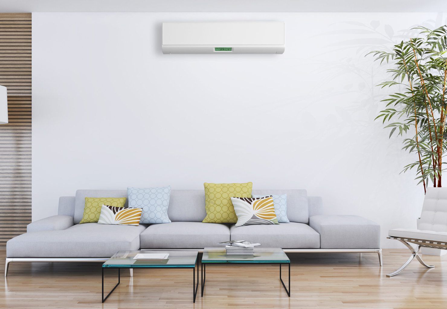 Climatisation réversible murale installée au-dessus d’un canapé dans un salon lumineux