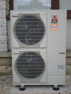 Groupe extérieur de pompe à chaleur air/eau Mitsubishi Electric posé sur plots